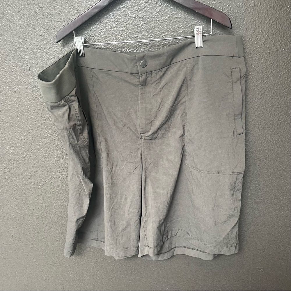 athleta trekkie bermuda 2.0 26 Mountian Olive - Picture 3 of 13